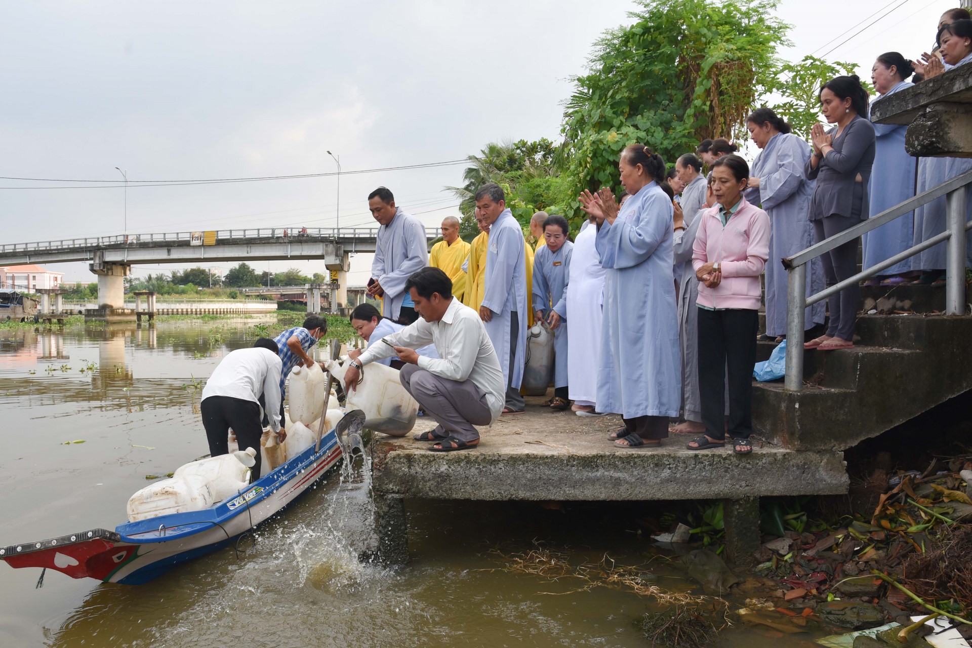 Chanting sutra, releasing creatures to pray for peace in Tan Thanh, Long An by the Charity Board